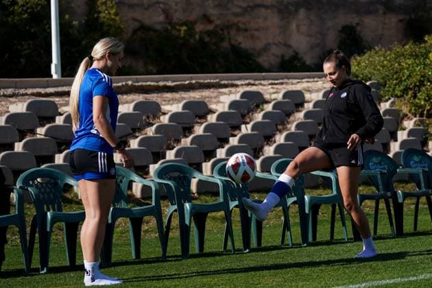 26 01 2024, Alicante, Campoamor, Friendly Match Grasshopper Club Zürich 1 FC Union Berlin, 7 Ana Maria Markovic Grasshopper Club Zürich, left and 20 Janina Egli Grasshopper Club Zürich, right Alicante Campoamor Alicante Switzerland  Copyright: xJustPictures.ch DanielaxPorcellix