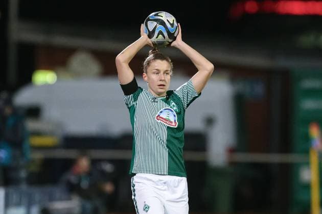 from left Michelle Ulbrich SV Werder Bremen, 5 at throw-in, action, action scene, portrait, close-up, single photo, single image, THE DFB REGULATIONS PROHIBIT ANY USE OF PHOTOGRAPHS AS IMAGE SEQUENCES AND OR QUASI VIDEO , 26 01 2024, Bremen Germany , Football, Google Pixel Womens Bundesliga, SV Werder Bremen Bayer 04 Leverkusen xobx