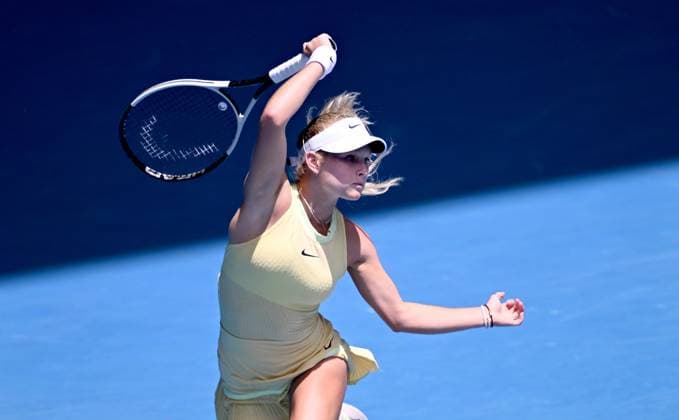 TENNIS AUSTRALIAN OPEN, Emerson Jones of Australia in action during the junior girls singles final against Renata Jamrichova of Slovakia on Day 14 of the 2024 Australian Open at Melbourne Park in Melbourne, Saturday, January 27, 2024. ( NO ARCHIVING, EDITORIAL USE ONLY, NO USE IN BOOKS WITHOUT CONSENT MELBOURNE VICTORIA AUSTRALIA  Copyright: xJOELxCARRETTx 20240127001894155282