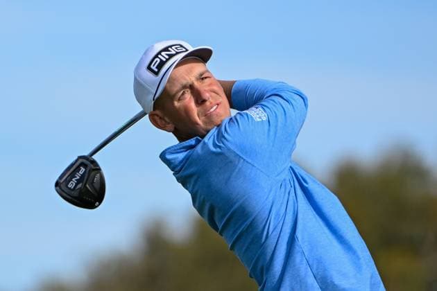 LA JOLLA, CA - JANUARY 26: Sam Stevens (USA) watches his tee shot on 2 during Rd3 of the Farmers Insurance Open at Torrey Pines Golf Course on January 26, 2024, in La Jolla, California. (Photo by Ken Murray Icon Sportswire) GOLF: JAN 26 PGA, Golf Herren Farmers Insurance Open EDITORIAL USE ONLY Icon2401260053