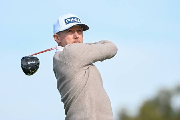 LA JOLLA, CA - JANUARY 26: Mackenzie Hughes (CAN) watches his tee shot on 2 during Rd3 of the Farmers Insurance Open at Torrey Pines Golf Course on January 26, 2024, in La Jolla, California. (Photo by Ken Murray Icon Sportswire) GOLF: JAN 26 PGA, Golf Herren Farmers Insurance Open EDITORIAL USE ONLY Icon2401260073