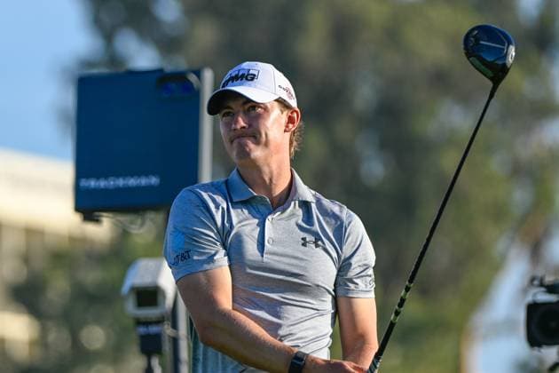 LA JOLLA, CA - JANUARY 26: Maverick McNealy (USA) watches his tee shot on 18 during Rd3 of the Farmers Insurance Open at Torrey Pines Golf Course on January 26, 2024, in La Jolla, California. (Photo by Ken Murray Icon Sportswire) GOLF: JAN 26 PGA, Golf Herren Farmers Insurance Open EDITORIAL USE ONLY Icon2401260303
