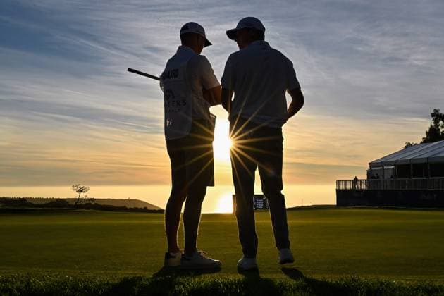 Sport Bilder des Tages PGA, Golf Herren Golf 2024: Farmers Insurance Open JAN 26 January 26, 2024: Nicolai Hojgaard with his caddy Christian Beach on the 17th hole during the third round of the Farmers Insurance Open at Torrey Pines South in San Diego, California. Justin Fine CSM (Credit Image: Justin Fine Cal Media) San Diego Ca USA EDITORIAL USE ONLY Copyright: xx ZUMA-20240126_zma_c04_017.jpg JustinxFinex csmphotothree227274