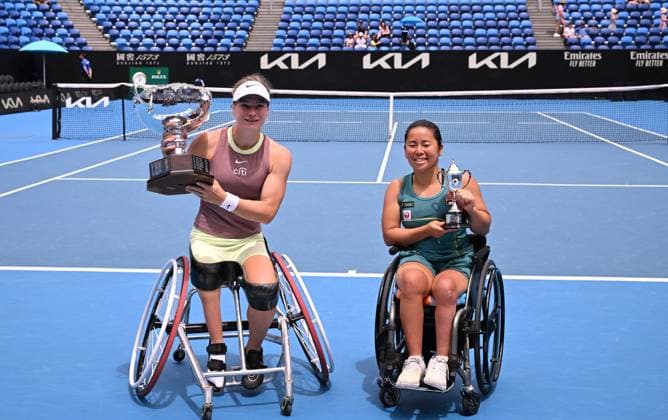 TENNIS AUSTRALIAN OPEN, Diede De Groot of Netherlands (left) and Yui Kamiji of Japan pose for photographs following the women?s wheelchair singles final on Day 14 of the 2024 Australian Open at Melbourne Park in Melbourne, Saturday, January 27, 2024. ( NO ARCHIVING, EDITORIAL USE ONLY, NO USE IN BOOKS WITHOUT CONSENT MELBOURNE VICTORIA AUSTRALIA  Copyright: xJOELxCARRETTx 20240127001894160060
