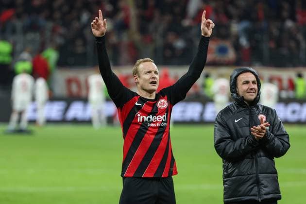 Sport Themen der Woche KW04 Sport Bilder des Tages 1. Bundesliga - Eintracht Frankfurt - 1. FSV Mainz 05 am 26.1.2024 im Deutsche Bank Park in Frankfurt Jubel über den Sieg bei Sebastian Rode (Frankfurt 17) und Mario Götze Goetze Gotze (Frankfurt 27) *** 1 Bundesliga Eintracht Frankfurt 1 FSV Mainz 05 at Deutsche Bank Park in Frankfurt on 26 1 2024 Sebastian Rode Frankfurt 17 and Mario Götze Goetze Gotze Frankfurt 27 celebrate the victory MH