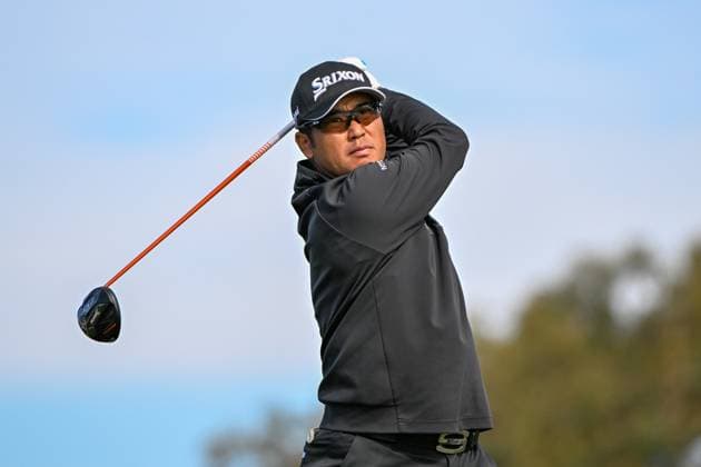 LA JOLLA, CA - JANUARY 26: Hideki Matsuyama (JPN) watches his tee shot on 2 during Rd3 of the Farmers Insurance Open at Torrey Pines Golf Course on January 26, 2024, in La Jolla, California. (Photo by Ken Murray Icon Sportswire) GOLF: JAN 26 PGA, Golf Herren Farmers Insurance Open EDITORIAL USE ONLY Icon2401260333