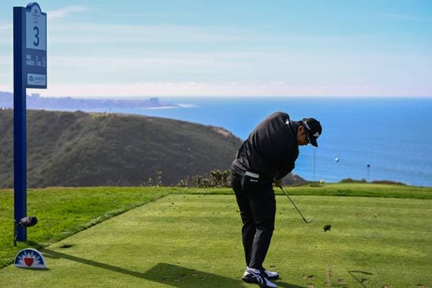 LA JOLLA, CA - JANUARY 26: Hideki Matsuyama (JPN) watches his tee shot on 3 during Rd3 of the Farmers Insurance Open at Torrey Pines Golf Course on January 26, 2024, in La Jolla, California. (Photo by Ken Murray Icon Sportswire) GOLF: JAN 26 PGA, Golf Herren Farmers Insurance Open EDITORIAL USE ONLY Icon2401260353