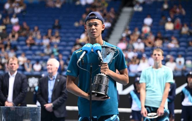 TENNIS AUSTRALIAN OPEN, Rei Sakamoto of Japan makes a speech after winning the junior boys singles final against Jan Kumstat of Czech Republic on Day 14 of the 2024 Australian Open at Melbourne Park in Melbourne, Saturday, January 27, 2024. ( NO ARCHIVING, EDITORIAL USE ONLY, NO USE IN BOOKS WITHOUT CONSENT MELBOURNE VICTORIA AUSTRALIA  Copyright: xJOELxCARRETTx 20240127001894177688