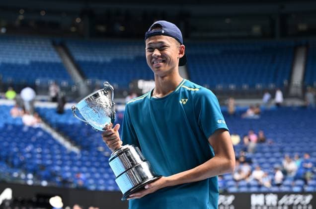 TENNIS AUSTRALIAN OPEN, Rei Sakamoto of Japan poses for photographs after winning the junior boys singles final against Jan Kumstat of Czech Republic on Day 14 of the 2024 Australian Open at Melbourne Park in Melbourne, Saturday, January 27, 2024. ( NO ARCHIVING, EDITORIAL USE ONLY, NO USE IN BOOKS WITHOUT CONSENT MELBOURNE VICTORIA AUSTRALIA  Copyright: xJOELxCARRETTx 20240127001894178294