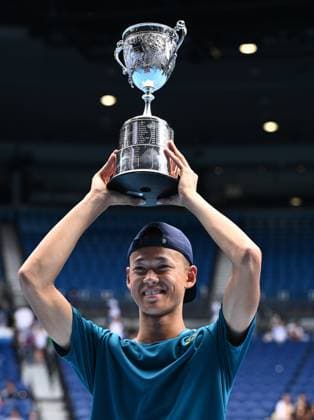TENNIS AUSTRALIAN OPEN, Rei Sakamoto of Japan poses for photographs after winning the junior boys singles final against Jan Kumstat of Czech Republic on Day 14 of the 2024 Australian Open at Melbourne Park in Melbourne, Saturday, January 27, 2024. ( NO ARCHIVING, EDITORIAL USE ONLY, NO USE IN BOOKS WITHOUT CONSENT MELBOURNE VICTORIA AUSTRALIA  Copyright: xJOELxCARRETTx 20240127001894179504