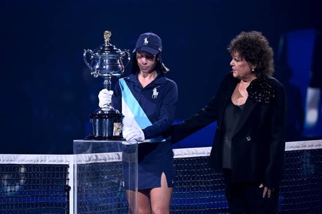 TENNIS AUSTRALIAN OPEN, Evonne Goolagong Cawley with the Daphne Akhurst Memorial Trophy ahead of the Women?s Singles Final between Aryna Sabalenka of Belarus and Qinwen Zheng of China on Rod Laver Arena on Day 14 of the 2024 Australian Open at Melbourne Park in Melbourne, Thursday, January 25, 2024. ( NO ARCHIVING, EDITORIAL USE ONLY, NO USE IN BOOKS WITHOUT CONSENT MELBOURNE VICTORIA AUSTRALIA  Copyright: xJOELxCARRETTx 20240127001894209179