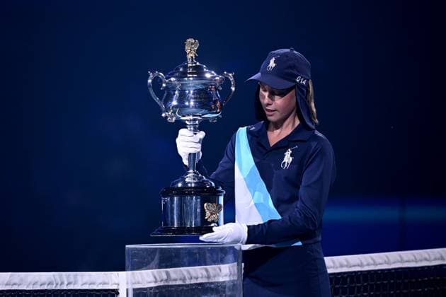 TENNIS AUSTRALIAN OPEN, The Daphne Akhurst Memorial Trophy arrives on centre court ahead of the Women?s Singles Final between Aryna Sabalenka of Belarus and Qinwen Zheng of China on Rod Laver Arena on Day 14 of the 2024 Australian Open at Melbourne Park in Melbourne, Thursday, January 25, 2024. ( NO ARCHIVING, EDITORIAL USE ONLY, NO USE IN BOOKS WITHOUT CONSENT MELBOURNE VICTORIA AUSTRALIA  Copyright: xJOELxCARRETTx 20240127001894209701