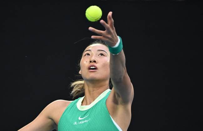 TENNIS AUSTRALIAN OPEN, Qinwen Zheng of China prepares to serve during the Women?s Singles Final against Aryna Sabalenka of Belarus on Rod Laver Arena on Day 14 of the 2024 Australian Open at Melbourne Park in Melbourne, Thursday, January 25, 2024. ( NO ARCHIVING, EDITORIAL USE ONLY, NO USE IN BOOKS WITHOUT CONSENT MELBOURNE VICTORIA AUSTRALIA  Copyright: xJAMESxROSSx 20240127001894210352