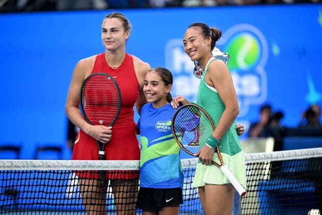 TENNIS AUSTRALIAN OPEN, Aryna Sabalenka (left) of Belarus and Qinwen Zheng (right) of China pose ahead of their Women?s Singles Final on Rod Laver Arena on Day 14 of the 2024 Australian Open at Melbourne Park in Melbourne, Thursday, January 25, 2024. ( NO ARCHIVING, EDITORIAL USE ONLY, NO USE IN BOOKS WITHOUT CONSENT MELBOURNE VICTORIA AUSTRALIA  Copyright: xJOELxCARRETTx 20240127001894211515