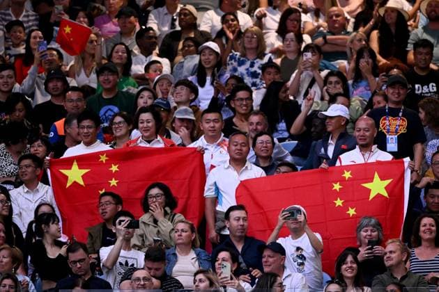 TENNIS AUSTRALIAN OPEN, Supporters watch Qinwen Zheng of China in action during her Women?s Singles Final against Aryna Sabalenka of Belarus on Rod Laver Arena on Day 14 of the 2024 Australian Open at Melbourne Park in Melbourne, Saturday, January 27, 2024. ( NO ARCHIVING, EDITORIAL USE ONLY, NO USE IN BOOKS WITHOUT CONSENT MELBOURNE VICTORIA AUSTRALIA  Copyright: xJOELxCARRETTx 20240127001894215415