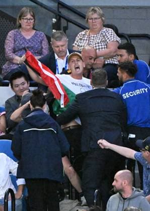 TENNIS AUSTRALIAN OPEN, A protestor is removed after briefly halting play during the Women?s Singles Final between Qinwen Zheng of China and Aryna Sabalenka of Belarus on Rod Laver Arena on Day 14 of the 2024 Australian Open at Melbourne Park in Melbourne, Thursday, January 25, 2024. ( NO ARCHIVING, EDITORIAL USE ONLY, NO USE IN BOOKS WITHOUT CONSENT MELBOURNE VICTORIA AUSTRALIA  Copyright: xJAMESxROSSx 20240127001894224083