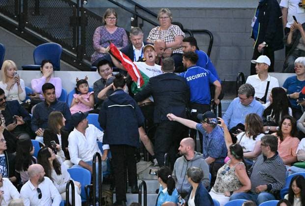 TENNIS AUSTRALIAN OPEN, A protestor is removed after briefly halting play during the Women?s Singles Final between Qinwen Zheng of China and Aryna Sabalenka of Belarus on Rod Laver Arena on Day 14 of the 2024 Australian Open at Melbourne Park in Melbourne, Thursday, January 25, 2024. ( NO ARCHIVING, EDITORIAL USE ONLY, NO USE IN BOOKS WITHOUT CONSENT MELBOURNE VICTORIA AUSTRALIA  Copyright: xJAMESxROSSx 20240127001894224160