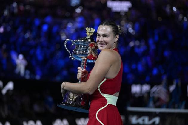 TENNIS AUSTRALIAN OPEN, Aryna Sabalenka of Belarus holds the Daphne Akhurst Memorial Trophy following her Women?s Singles Final win over Qinwen Zheng of China on Rod Laver Arena on Day 14 of the 2024 Australian Open at Melbourne Park in Melbourne, Thursday, January 25, 2024. ( NO ARCHIVING, EDITORIAL USE ONLY, NO USE IN BOOKS WITHOUT CONSENT MELBOURNE VICTORIA AUSTRALIA  Copyright: xJOELxCARRETTx 20240127001894240518