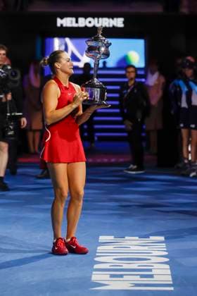 Aryna Sabalenka holds the trophy, trophy, womens singles, award ceremony, presentation, Australian Open 2024, Melbourne Park, Melbourne, Victoria, Australia Copyright: xJuergenxHasenkopfx