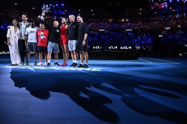 TENNIS AUSTRALIAN OPEN, Aryna Sabalenka of Belarus poses with her team and the Daphne Akhurst Memorial Trophy following her Women?s Singles Final win over Qinwen Zheng of China on Rod Laver Arena on Day 14 of the 2024 Australian Open at Melbourne Park in Melbourne, Thursday, January 25, 2024. ( NO ARCHIVING, EDITORIAL USE ONLY, NO USE IN BOOKS WITHOUT CONSENT MELBOURNE VICTORIA AUSTRALIA  Copyright: xJOELxCARRETTx 20240127001894246990