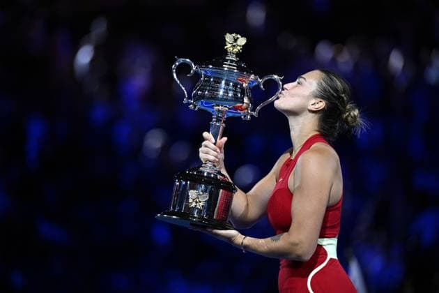 TENNIS AUSTRALIAN OPEN, Aryna Sabalenka of Belarus kisses the Daphne Akhurst Memorial Trophy following her Women?s Singles Final win over Qinwen Zheng of China on Rod Laver Arena on Day 14 of the 2024 Australian Open at Melbourne Park in Melbourne, Thursday, January 25, 2024. ( NO ARCHIVING, EDITORIAL USE ONLY, NO USE IN BOOKS WITHOUT CONSENT MELBOURNE VICTORIA AUSTRALIA  Copyright: xJOELxCARRETTx 20240127001894245194