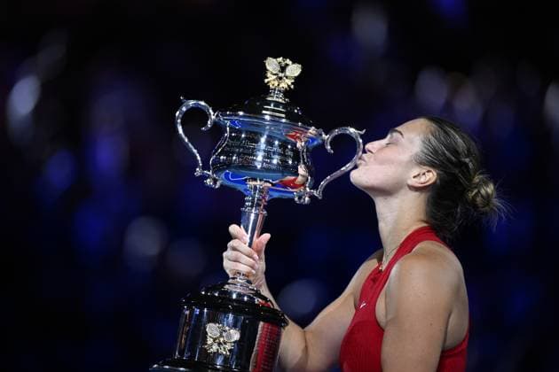 TENNIS AUSTRALIAN OPEN, Aryna Sabalenka of Belarus kisses the Daphne Akhurst Memorial Trophy following her Women?s Singles Final win over Qinwen Zheng of China on Rod Laver Arena on Day 14 of the 2024 Australian Open at Melbourne Park in Melbourne, Thursday, January 25, 2024. ( NO ARCHIVING, EDITORIAL USE ONLY, NO USE IN BOOKS WITHOUT CONSENT MELBOURNE VICTORIA AUSTRALIA  Copyright: xJOELxCARRETTx 20240127001894245278
