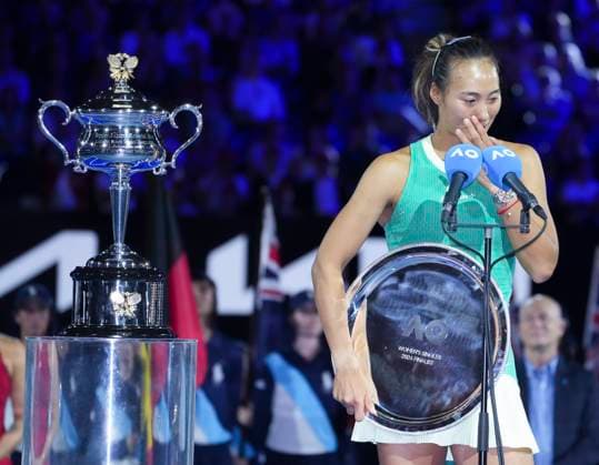(240127) -- MELBOURNE, Jan. 27, 2024 -- Zheng Qinwen of China speaks during the awarding ceremony for the women s singles final at Australian Open tennis tournament in Melbourne, Australia, Jan. 27, 2024. ) (SP)AUSTRALIA-MELBOURNE-TENNIS-AUSTRALIAN OPEN-FINAL WangxShen 