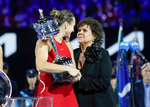 Tennis legend Evonne Goolagong Cawley presents Aryna Sabalenka with the trophy, trophy, womens singles, award ceremony, presentation, Australian Open 2024, Melbourne Park, Melbourne, Victoria, Australia Copyright: xJuergenxHasenkopfx