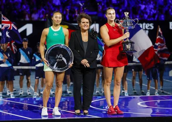 Tennis legend Evonne Goolagong Cawley, Aryna Sabalenka and finalist Qinwen Zheng, womens singles, award ceremony, presentation, Australian Open 2024, Melbourne Park, Melbourne, Victoria, Australia Copyright: xJuergenxHasenkopfx