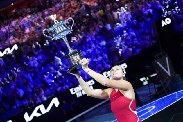 (240127) -- MELBOURNE, Jan. 27, 2024 -- Aryna Sabalenka of Belarus lifts up her champion trophy during the awarding ceremony for the women s singles final at Australian Open tennis tournament in Melbourne, Australia, Jan. 27, 2024. ) (SP)AUSTRALIA-MELBOURNE-TENNIS-AUSTRALIAN OPEN-FINAL WangxShen 