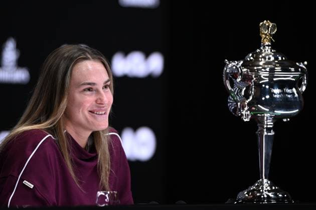 TENNIS AUSTRALIAN OPEN, Aryna Sabalenka of Belarus wikth the Daphne Akhurst Memorial Trophy speaks to the media during a press conference, PK, Pressekonferenz following her Women?s Singles Final win over Qinwen Zheng of China on Rod Laver Arena on Day 14 of the 2024 Australian Open at Melbourne Park in Melbourne, Thursday, January 25, 2024. ( NO ARCHIVING, EDITORIAL USE ONLY, NO USE IN BOOKS WITHOUT CONSENT MELBOURNE VICTORIA AUSTRALIA  Copyright: xJOELxCARRETTx 20240127001894264227