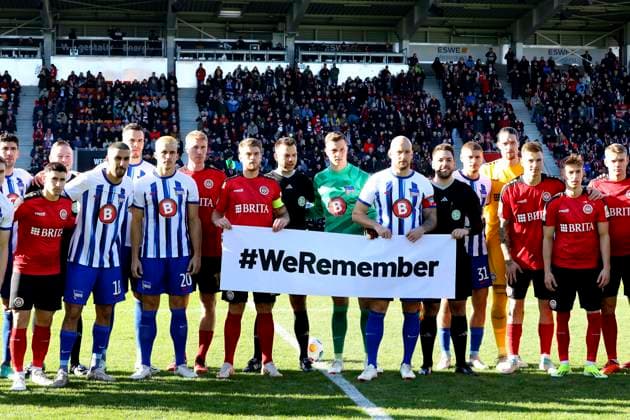 Bilder des Jahres 2024, Sport 01 Januar Sport Themen der Woche KW04 27.01.2024, xavx, Fussball 2.Bundesliga, SV Wehen Wiesbaden - Hertha BSC Berlin emspor, v.l. Spieler beider Mannschaften mit einem Banner mit der Aufschrift WeRemember im Gedenken an die Opfer des Nationalsozialismus (DFL DFB REGULATIONS PROHIBIT ANY USE OF PHOTOGRAPHS as IMAGE SEQUENCES and or QUASI-VIDEO) Wiesbaden *** 27 01 2024, xavx, Soccer 2 Bundesliga, SV Wehen Wiesbaden Hertha BSC Berlin emspor, v l Players of both teams with a banner with the inscription WeRemember in memory of the victims of National Socialism DFL DFB REGULATIONS PROHIBIT ANY USE OF PHOTOGRAPHS as IMAGE SEQUENCES and or QUASI VIDEO Wiesbaden