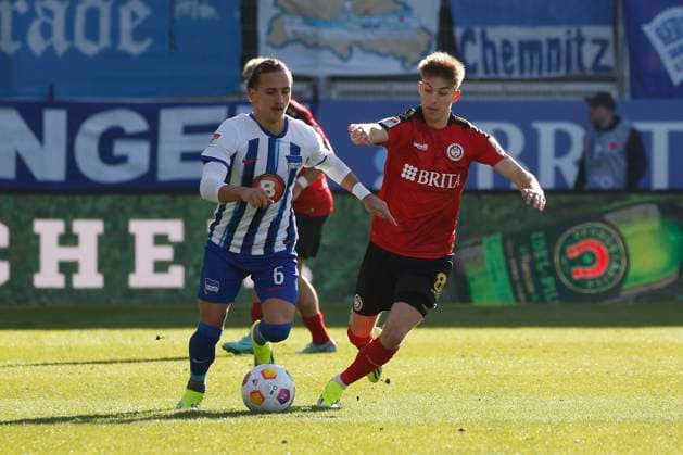 27 01 2024, xavx, Soccer 2 Bundesliga, SV Wehen Wiesbaden Hertha BSC Berlin emspor, v l Michal Karbownik Hertha BSC , Nick Bätzner SV Wehen Wiesbaden DFL DFB REGULATIONS PROHIBIT ANY USE OF PHOTOGRAPHS as IMAGE SEQUENCES and or QUASI VIDEO Wiesbaden
