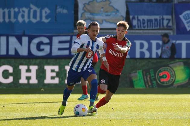 27 01 2024, xavx, Soccer 2 Bundesliga, SV Wehen Wiesbaden Hertha BSC Berlin emspor, v l Michal Karbownik Hertha BSC , Nick Bätzner SV Wehen Wiesbaden DFL DFB REGULATIONS PROHIBIT ANY USE OF PHOTOGRAPHS as IMAGE SEQUENCES and or QUASI VIDEO Wiesbaden