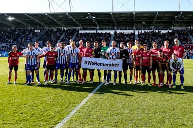 The players hold a banner with the inscription WeRemember, GER, SV Wehen Wiesbaden vs Hertha BSC, Football, 2 Bundesliga, Matchday 19, Season 2023 2024, 27 01 2024 DFL REGULATIONS PROHIBIT ANY USE OF PHOTOGRAPHS AS IMAGE SEQUENCES AND OR QUASI VIDEO GER, SV Wehen Wiesbaden vs Hertha BSC, Football, 2 Bundesliga, Matchday 19, Season 2023 2024, 27 01 2024 Wiesbaden Copyright: xEibner-Pressefoto FlorianxWieganx EP_FWD