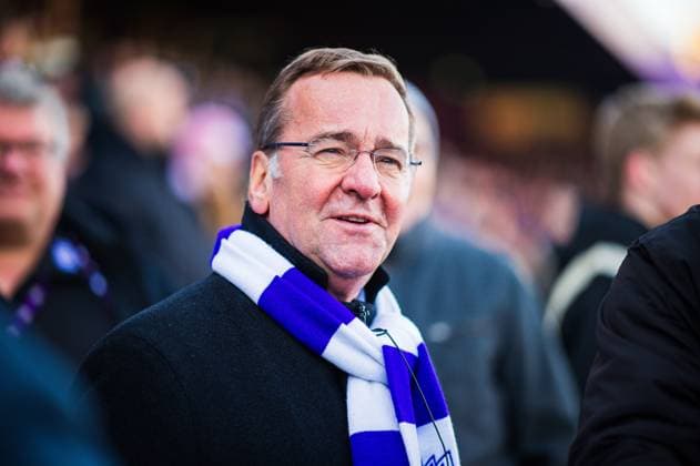 27 01 2024 Soccer, 2023 2024, 1 Bundesliga, Matchday 19, VfL Osnabrück SC Paderborn 07 Boris Ludwig Pistorius Federal Minister of Defense, Minister of Defense with fan scarf DFL REGULATIONS PROHIBIT ANY USE OF PHOTOGRAPHS AS IMAGE SEQUENCES AND OR QUASI VIDEO