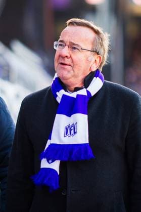 27 01 2024 Soccer, 2023 2024, 1 Bundesliga, Matchday 19, VfL Osnabrück SC Paderborn 07 Boris Ludwig Pistorius Federal Minister of Defense, Minister of Defense with fan scarf DFL REGULATIONS PROHIBIT ANY USE OF PHOTOGRAPHS AS IMAGE SEQUENCES AND OR QUASI VIDEO