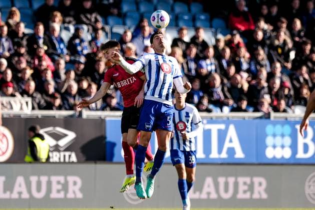 Nick Baetzner SV Wehen Wiesbaden, 8 in duel with Andreas Bouchalakis Hertha BSC, 5 , GER, SV Wehen Wiesbaden vs Hertha BSC, Soccer, 2 Bundesliga, Matchday 19, Season 2023 2024, 27 01 2024 DFL REGULATES PROHIBIT ANY USE OF PHOTOGRAPHS AS IMAGE SEQUENCES AND OR QUASI VIDEO GER, SV Wehen Wiesbaden vs Hertha BSC, Football, 2 Bundesliga, Matchday 19, Season 2023 2024, 27 01 2024 Wiesbaden Copyright: xEibner-Pressefoto FlorianxWieganx EP_FWD