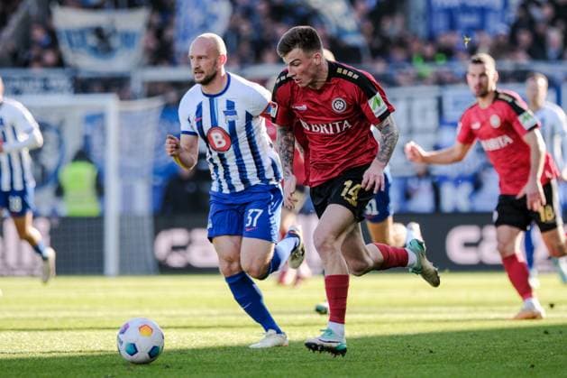 Franko Kovacevic SV Wehen Wiesbaden, 14 in duel with Toni Leistner Hertha BSC, 37 , GER, SV Wehen Wiesbaden vs Hertha BSC, Soccer, 2 Bundesliga, Matchday 19, Season 2023 2024, 27 01 2024 DFL REGULATES PROHIBIT ANY USE OF PHOTOGRAPHS AS IMAGE SEQUENCES AND OR QUASI VIDEO GER, SV Wehen Wiesbaden vs Hertha BSC, Football, 2 Bundesliga, Matchday 19, Season 2023 2024, 27 01 2024 Wiesbaden Copyright: xEibner-Pressefoto FlorianxWieganx EP_FWD
