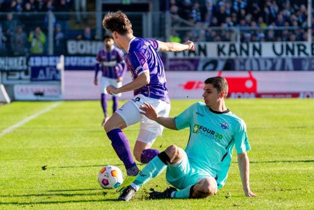 Florian Kleinhansl VfL Osnabrueck, 03 , Koen Kostons SC Paderborn 07, 10 GER, VfL Osnabrueck vs SC Paderborn 07, Football, 2 Bundesliga, Matchday 19, Season 2023 2024, 27 01 2024 DFL REGULATES PROHIBIT ANY USE OF PHOTOGRAPHS AS IMAGE SEQUENCES AND OR QUASI VIDEO VfL Osnabrueck vs SC Paderbron 07, Football, 2 Bundesliga, Matchday 19, Season 2023 2024, 27 01 2024 Osnabrueck Copyright: xEibner-Pressefoto FabioxDeinertx EP_FDT