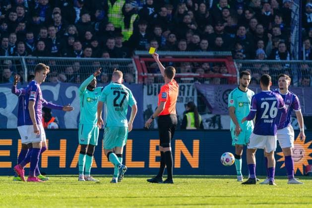 Kai Klefisch SC Paderborn 07, 27 sees yellow GER, VfL Osnabrueck vs SC Paderborn 07, Football, 2 Bundesliga, Matchday 19, Season 2023 2024, 27 01 2024 DFL REGULATIONS PROHIBIT ANY USE OF PHOTOGRAPHS AS IMAGE SEQUENCES AND OR QUASI VIDEO VfL Osnabrueck vs SC Paderbron 07, Football, 2 Bundesliga, Matchday 19, Season 2023 2024, 27 01 2024 Osnabrueck Copyright: xEibner-Pressefoto FabioxDeinertx EP_FDT