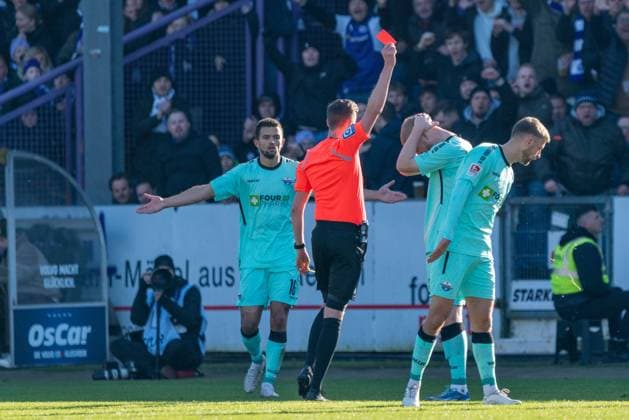 Red card for Kai Klefisch SC Paderborn 07, 27 GER, VfL Osnabrueck vs SC Paderborn 07, Football, 2 Bundesliga, Matchday 19, Season 2023 2024, 27 01 2024 DFL REGULATES PROHIBIT ANY USE OF PHOTOGRAPHS AS IMAGE SEQUENCES AND OR QUASI VIDEO VfL Osnabrueck vs SC Paderbron 07, Football, 2 Bundesliga, Matchday 19, Season 2023 2024, 27 01 2024 Osnabrueck Copyright: xEibner-Pressefoto FabioxDeinertx EP_FDT