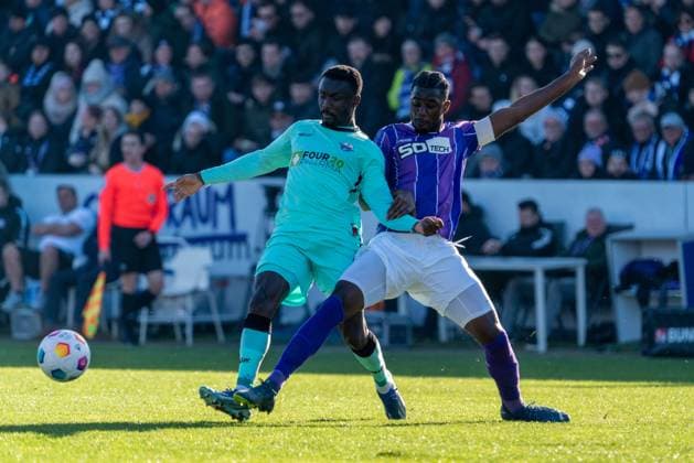 Sirlord Conteh SC Paderborn 07, 11 , Maxwell Gyamfi VfL Osnabrueck, 04 GER, VfL Osnabrueck vs SC Paderborn 07, Football, 2 Bundesliga, Matchday 19, Season 2023 2024, 27 01 2024 DFL REGULATES PROHIBIT ANY USE OF PHOTOGRAPHS AS IMAGE SEQUENCES AND OR QUASI VIDEO VfL Osnabrueck vs SC Paderbron 07, Football, 2 Bundesliga, Matchday 19, Season 2023 2024, 27 01 2024 Osnabrueck Copyright: xEibner-Pressefoto FabioxDeinertx EP_FDT