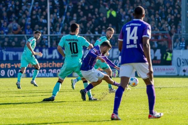 Koen Kostons SC Paderborn 07, 10 , Dave Gnaase VfL Osnabrueck, 26 GER, VfL Osnabrueck vs SC Paderborn 07, Football, 2 Bundesliga, Matchday 19, Season 2023 2024, 27 01 2024 DFL REGULATES PROHIBIT ANY USE OF PHOTOGRAPHS AS IMAGE SEQUENCES AND OR QUASI VIDEO VfL Osnabrueck vs SC Paderbron 07, Football, 2 Bundesliga, Matchday 19, Season 2023 2024, 27 01 2024 Osnabrueck Copyright: xEibner-Pressefoto FabioxDeinertx EP_FDT