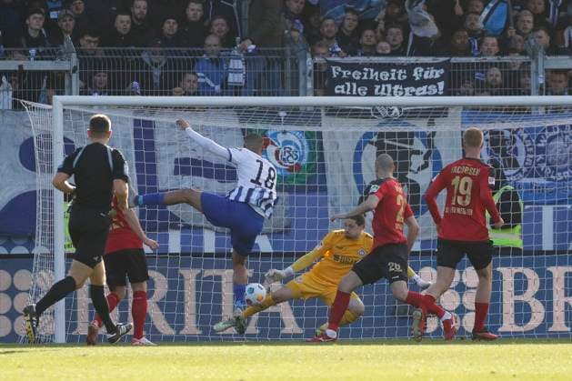 27 01 2024, xavx, Soccer 2 Bundesliga, SV Wehen Wiesbaden Hertha BSC Berlin emspor, v l Aymen Barkok Hertha BSC Shot on goal Goalkeeper Goalkeeper Florian Stritzel SV Wehen Wiesbaden holds DFL DFB REGULATIONS PROHIBIT ANY USE OF PHOTOGRAPHS as IMAGE SEQUENCES and or QUASI VIDEO Wiesbaden