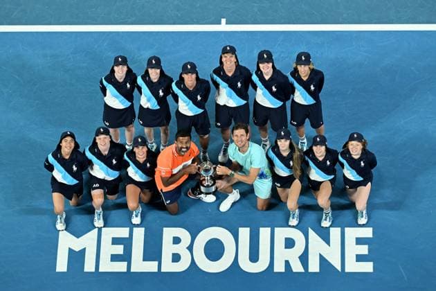 TENNIS AUSTRALIAN OPEN, Matthew Ebden (right) of Australia and Rohan Bopanna (left) of India pose for photographs with the Men?s Doubles Trophy and the ball kids following their finals win over Simone Bolelli and Andrea Vavassori of Italy on Rod Laver Arena on Day 14 of the 2024 Australian Open at Melbourne Park in Melbourne, Thursday, January 25, 2024. ( NO ARCHIVING, EDITORIAL USE ONLY, NO USE IN BOOKS WITHOUT CONSENT MELBOURNE VICTORIA AUSTRALIA  Copyright: xJAMESxROSSx 20240127001894282163