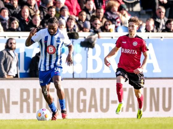 Deyovaisio Zeefuik Hertha BSC, 34 in duel with Nick Baetzner SV Wehen Wiesbaden, 8 , GER, SV Wehen Wiesbaden vs Hertha BSC, Soccer, 2 Bundesliga, Matchday 19, Season 2023 2024, 27 01 2024 DFL REGULATES PROHIBIT ANY USE OF PHOTOGRAPHS AS IMAGE SEQUENCES AND OR QUASI VIDEO GER, SV Wehen Wiesbaden vs Hertha BSC, Football, 2 Bundesliga, Matchday 19, Season 2023 2024, 27 01 2024 Wiesbaden Copyright: xEibner-Pressefoto FlorianxWieganx EP_FWD