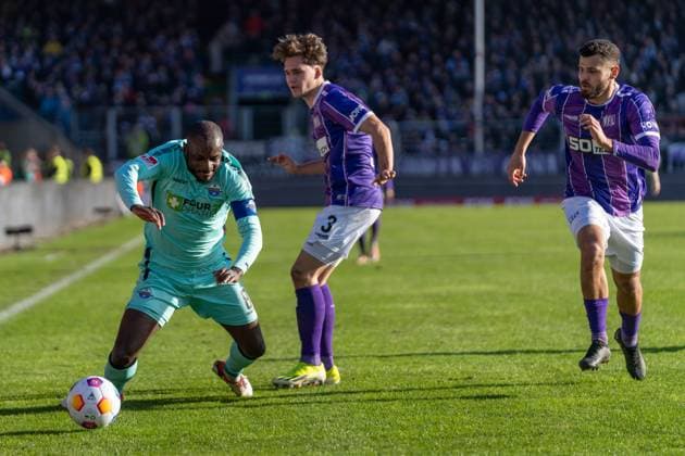 David Kinsombi SC Paderborn 07, 08 , Florian Kleinhansl VfL Osnabrueck, 03 GER, VfL Osnabrueck vs SC Paderborn 07, Football, 2 Bundesliga, Matchday 19, Season 2023 2024, 27 01 2024 DFL REGULATES PROHIBIT ANY USE OF PHOTOGRAPHS AS IMAGE SEQUENCES AND OR QUASI VIDEO VfL Osnabrueck vs SC Paderbron 07, Football, 2 Bundesliga, Matchday 19, Season 2023 2024, 27 01 2024 Osnabrueck Copyright: xEibner-Pressefoto FabioxDeinertx EP_FDT