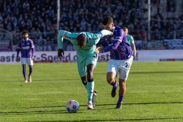 David Kinsombi SC Paderborn 07, 08 , Dave Gnaase VfL Osnabrueck, 26 GER, VfL Osnabrueck vs SC Paderborn 07, Football, 2 Bundesliga, Matchday 19, Season 2023 2024, 27 01 2024 DFL REGULATES PROHIBIT ANY USE OF PHOTOGRAPHS AS IMAGE SEQUENCES AND OR QUASI VIDEO VfL Osnabrueck vs SC Paderbron 07, Football, 2 Bundesliga, Matchday 19, Season 2023 2024, 27 01 2024 Osnabrueck Copyright: xEibner-Pressefoto FabioxDeinertx EP_FDT
