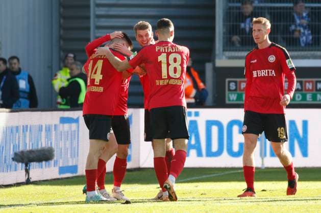 27 01 2024, xavx, Fussball 2 Bundesliga, SV Wehen Wiesbaden Hertha BSC Berlin emspor, v l Franko Kovacevic SV Wehen Wiesbaden celebrate the goal, Der Torjubel zum 2 0 DFL DFB REGULATIONS PROHIBIT ANY USE OF PHOTOGRAPHS as IMAGE SEQUENCES and or QUASI VIDEO Wiesbaden